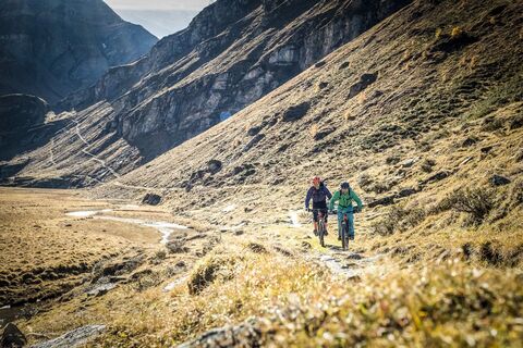 Abfahrt vom Tomülpass in Richtung Vals