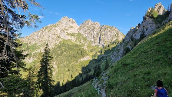 Kurz nach der Hütte kommt die große Klammspitze ins Blickfeld.