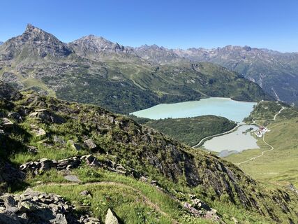 Blick während des Aufstiegs über Zeinissee und Kopsstausee