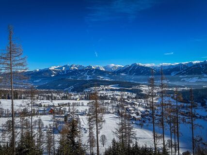 Über den Skiweg hoch zur Brandalm, mit Blick auf die Hochfläche der Ramsau am Dachstein