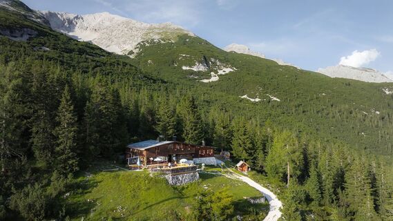 Pleisenhütte im Sommer_Drohnenaufnahme.jpg