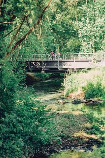 Ostalb-Radrunde V2 - Radfahrer auf Brücke über Kocher Aalen