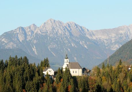 Der Ortskern von Itter umrahmt vom Wilden Kaiser