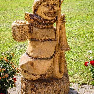 Der Holzfigurenweg beginnt beim Holzwurm