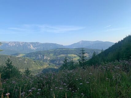 Ausblick während der Wanderung auf Rax und Schnneeberg