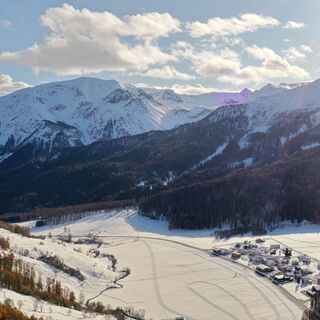Blick auf das Dorf Fuldera sowie Fuldera Furom (Langlaufzentrum)
