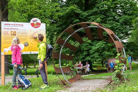 Das Riesen-Bierfass markiert den Start des Weges im Kartausenpark