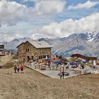 Steinhütte auf Längfluh