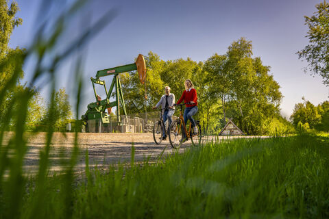 Radfahrer Station Erdölförderung Provinzialmoor