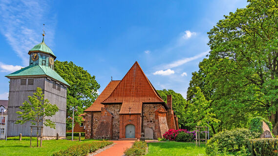 Die St. Johannis-Kirche von Visselhövede mit separatem Glockenturm