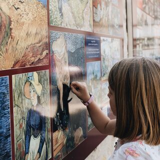 Mädchen vor Van-Gogh-Schild