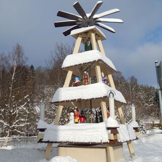 Pyramide Wenzelplatz im Winter