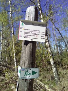Links dem Wegweiser folgen