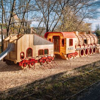 Holzspielzug am Bahntrassen-Radweg