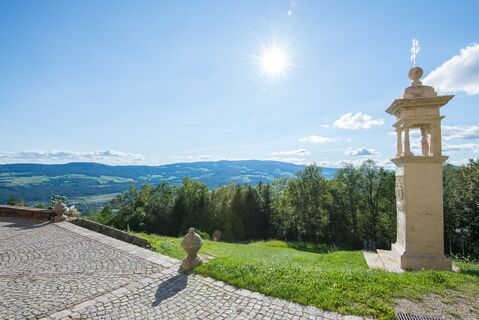 Blick von der  Wallfahrtskirche Pöllauberg ins Tal in der Oststeiermark