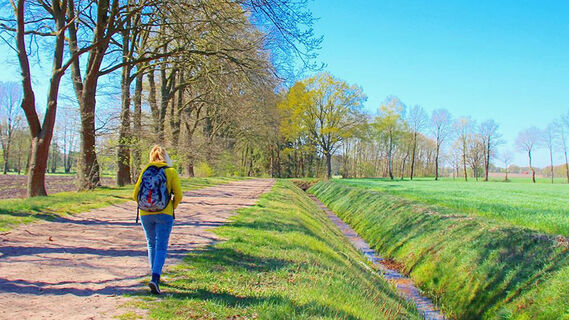 Wanderin auf festem Weg raus aus Fintel