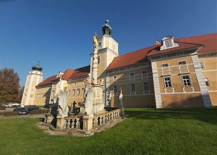 Augustiner Chorherrenstift mit Mariensäule in Vorau_Vorau_Oststeiermark