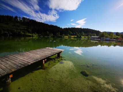 Blick vom Steg zum Bootsverleih