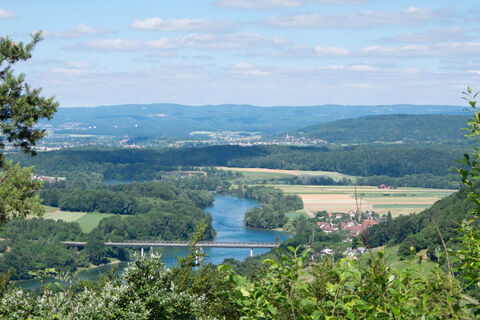 Blick von der Burg Hohenklingen auf die Rheinbrücke von Hemishofen