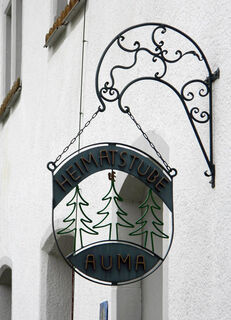 am Eingang zur Heimatstube Auma