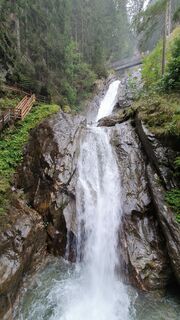 Wasserfall mit hoher Brücke