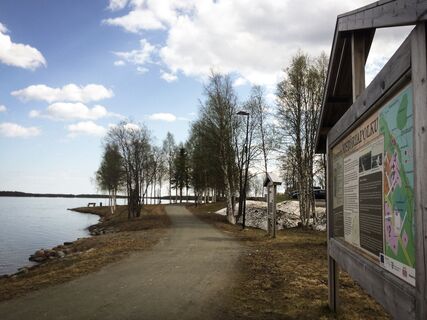 Ausgangspunkt des historischen Wanderwegs am Kuusamojärvi-See