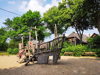 Piratenschiff auf dem Spielplatz in Hünxe-Krudenburg