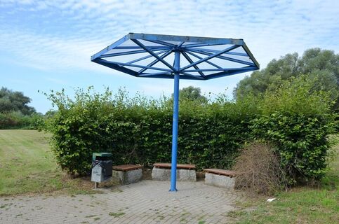 Rastmöglichkeit auf dem Inselrundgang im Salzgittersee