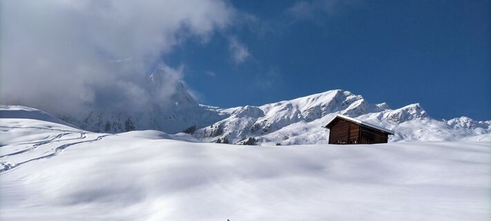 Typische Safier Ställe oberhalb von Tenna