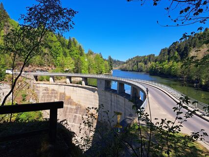 Foto von Bellou entlang der Tour