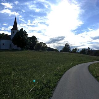 Kirche neben dem Weg