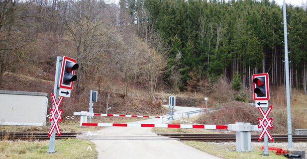 am Bahnübergang rüber und gleich wieder rechts