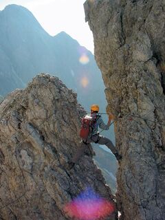 Klettersteiggeher am Königsjodler Klettersteig mit Blick auf den Hochkönig