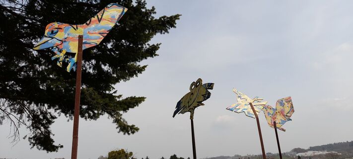 Kunstweg entlang der Götzensteinstraße in Oberabtsteinach - Fremde Vögel