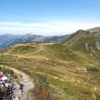 Der Kammweg führt in den Klaussattel. Am Horizont im Hintergrund zeichnet sich die Gründeggpyramide (2168 m) ab.
