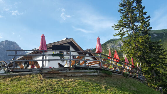 Blick auf die Wettersteinhütte