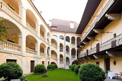 Innenhof des Schlosshotels Obermayerhofen