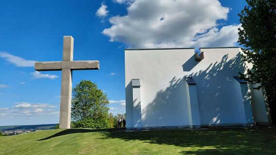 Gedenkstätte am Schlösselberg mit Kapelle und Kreuz