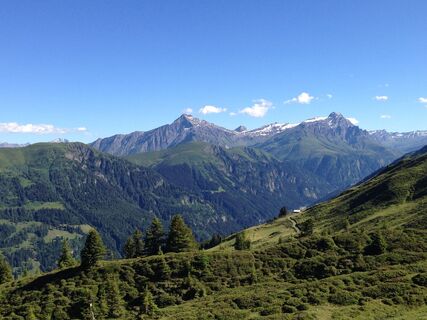 Blick zum Piz Beverin vom Tenner Chrüz