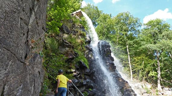 Aufstieg neben dem Wasserfall