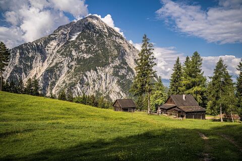 Bei der Schröflhütte mit Blick zum Multereck