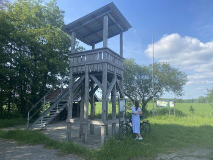 Radfahrerin vor Knotenpunkttafel am Aussichtsturm bei der Leher Pünte ©Emsland Tourismus GmbH (3)