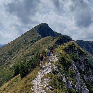 Der Grat, der zum Gipfel des Monte Guarda führt