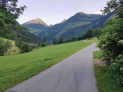 Entlang dem Ahornweg ins Obertal
