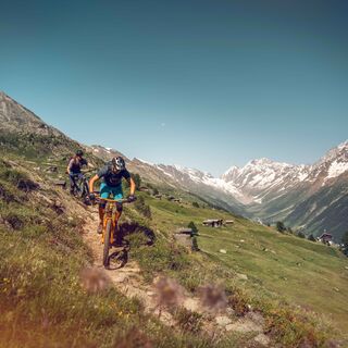 Mountainbiker im Lötschental, Bietschhorn Bike