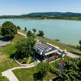 Luftaufnahme Donaulände und Bee-Bar in Klein-Pöchlarn
