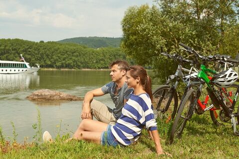 Erholung vom Radfahren bei Donau im Nibelungengau