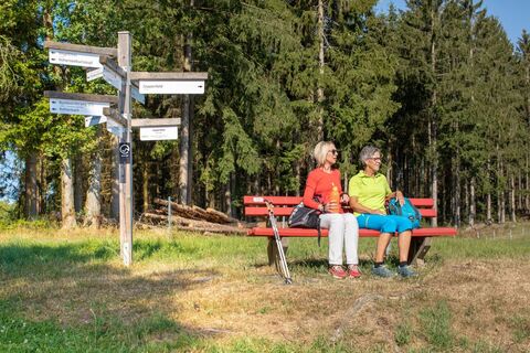 Wanderer auf Pausenbank