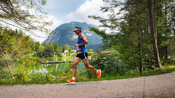 Ganghofertrail 2024 - einzelner Läufer bei Weidachsee mit Blick auf Arnspitzen.jpg