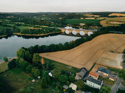 Blick zur Autobahnbrücke